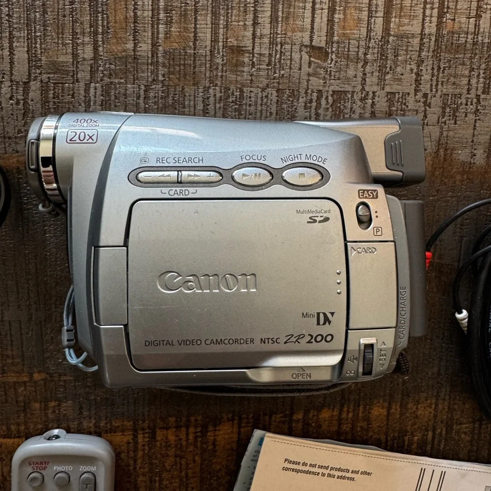 Cannon ZR200 Camcorder with Software and Accessories and Bag